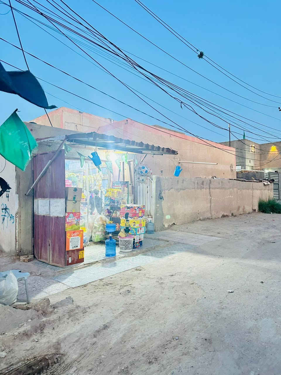 دار للبيع( ركن لشارعين تبليط)
مساحته 200متر 
مكون من( محل + اربع غرف + صالة + استقبال + صحيات خارجية +مطبخ خارجي وداخلي + ممرات خلف البيت)
العنوان : حي النهضة الثالثة / قرب مدرسة الخلاني
رقم التلفون: ‭ ٠٧٨٣ ١٦٨ ١٢٩٦
