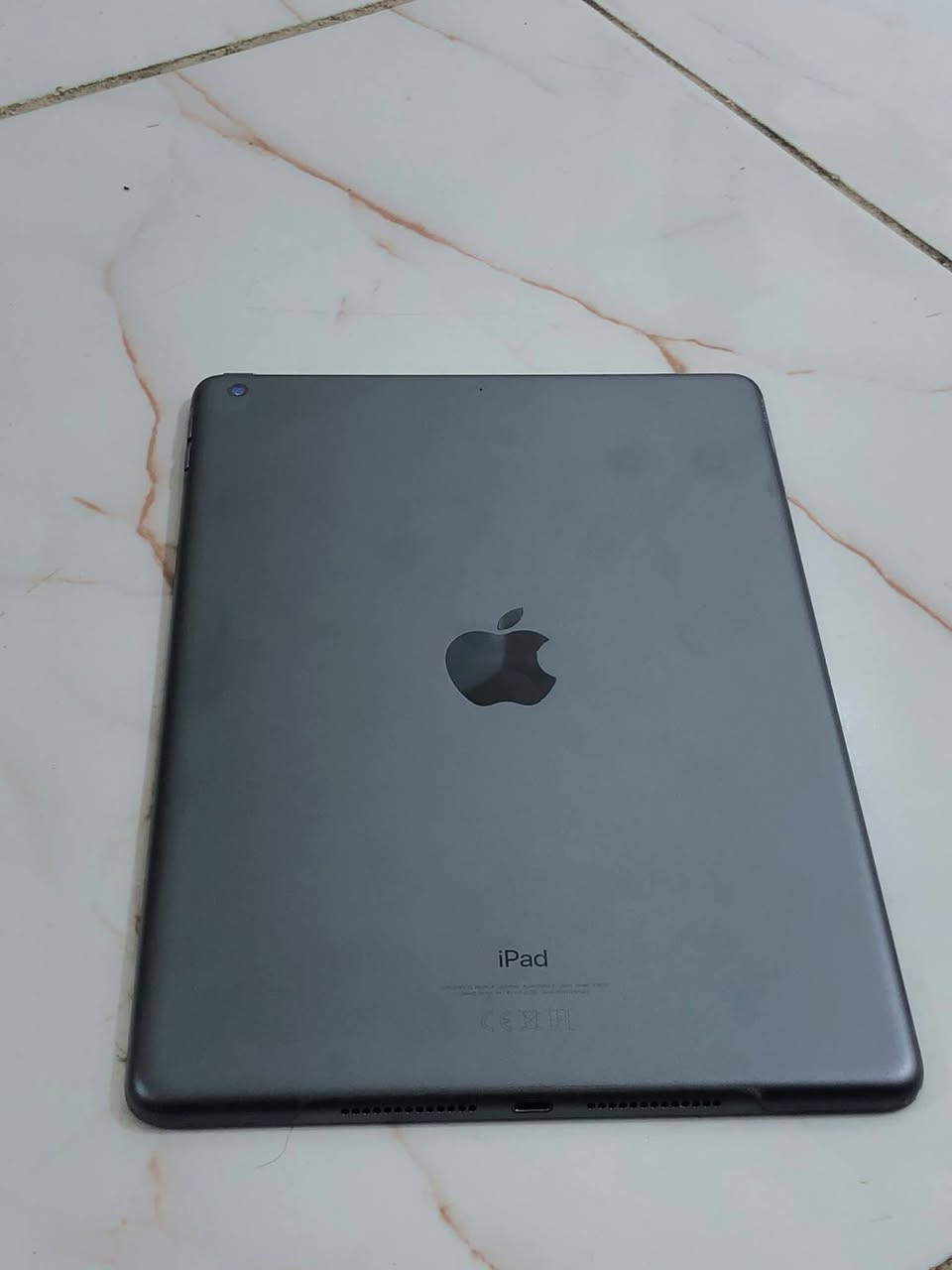 ايباد 9 نضيف جدا ومكفول بطارية 92 ذاكرة64 وياه شاحنة اصلية نهايتة 220 بغداد ***********
