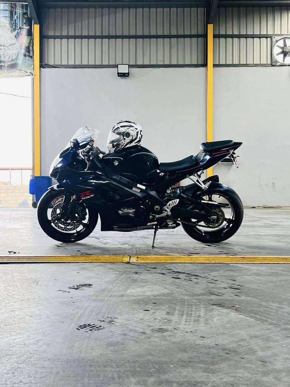 السلام عليكم
جكسر 1000 2007 مرقمه للبيع 
مكاني ديالى كاملة مابيها اي نقص حيل نضيفه 
السعر ٦٥ وبيها مجال 
***********
***********
