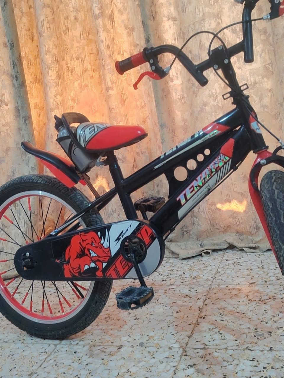 السلام عليكم مكلفة بلنشر بايسكل للبيع أخو الجديد ستعمال قليل ب80وبي مجال بسيط كيمو جبلي حجم 20 أي استفسار على هذا الرقم ***********
