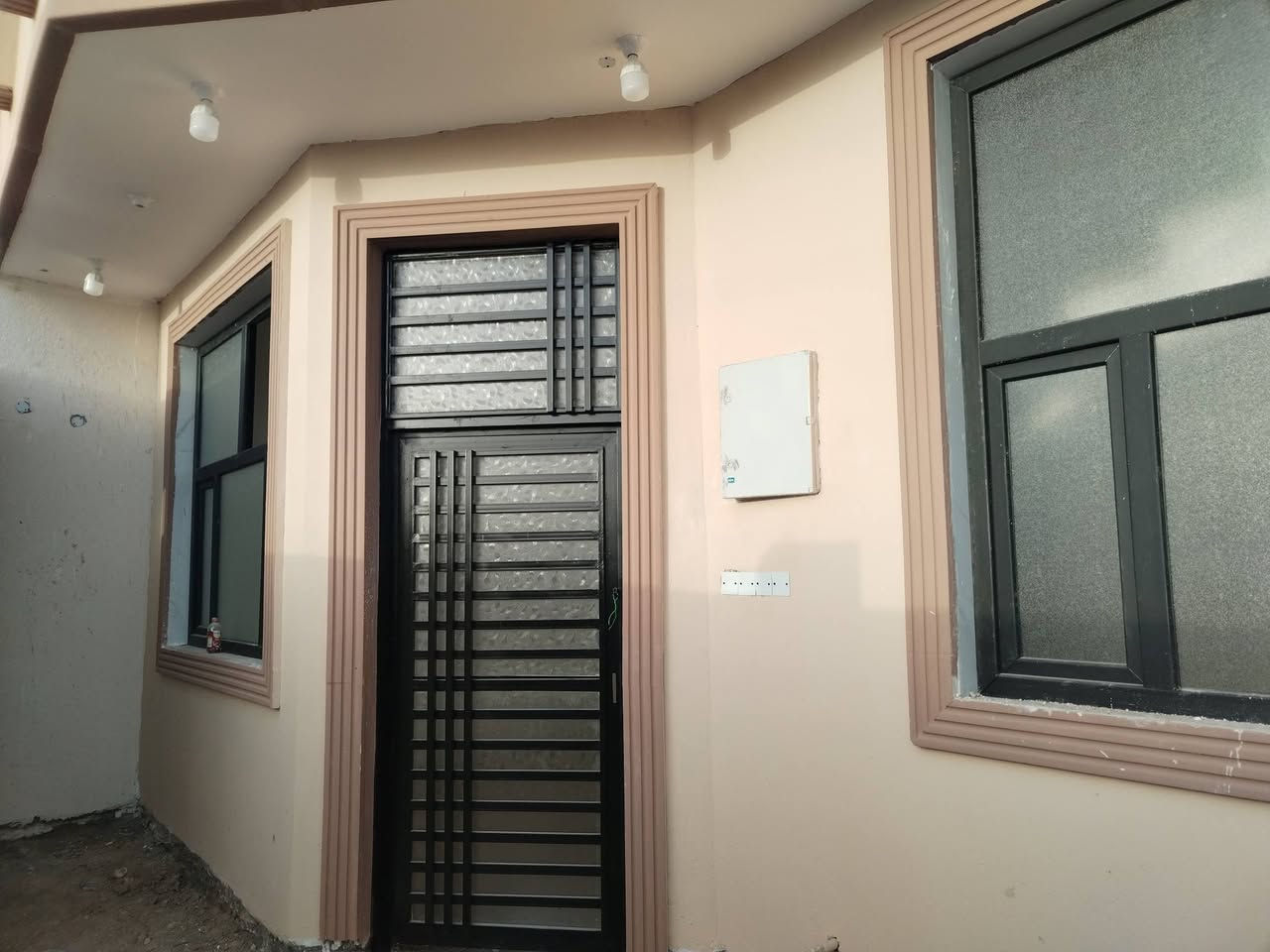 بيت للبيع في حي التجار ١٥٠متر واجه ١٠
بناء جديد طابوك صب كونكريت
يتكون من غرفتين وصالة ومطبخ
واستقبال وطارمة وصحيات داخلية وخارجية
نظام دكتات تبريد مركزي
شغل درجة اولى
واجهة فوم
البيت جاهز للسكن
كهربائيات وماي كامل
باقي فقط الارضية
للاستفسار
***********
*********** واتس اب
