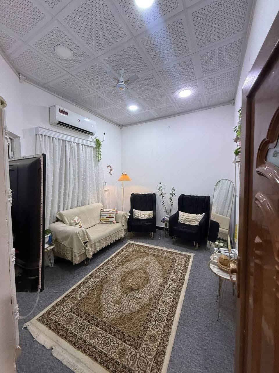 دار سكن #للبيع
المساحة 100م 

ملك صرف زراعي عراقي نموذج 25

#السعر :: 50 مليون قابل للتفاوض

#يحتوي :: طارمة ، صحيات خارجية

استقبال ، صالة ، مطبخ ، مصعد درج

غرفتين منام وحدة كاملة والثانيه هيكل

صحيات داخلية ، كونكريت شغل مرتب

#الموقع: البصرة - ابي الخصيب - العوجة

قرب معمل الفرمستون 

#للأستفسار :: ***********
