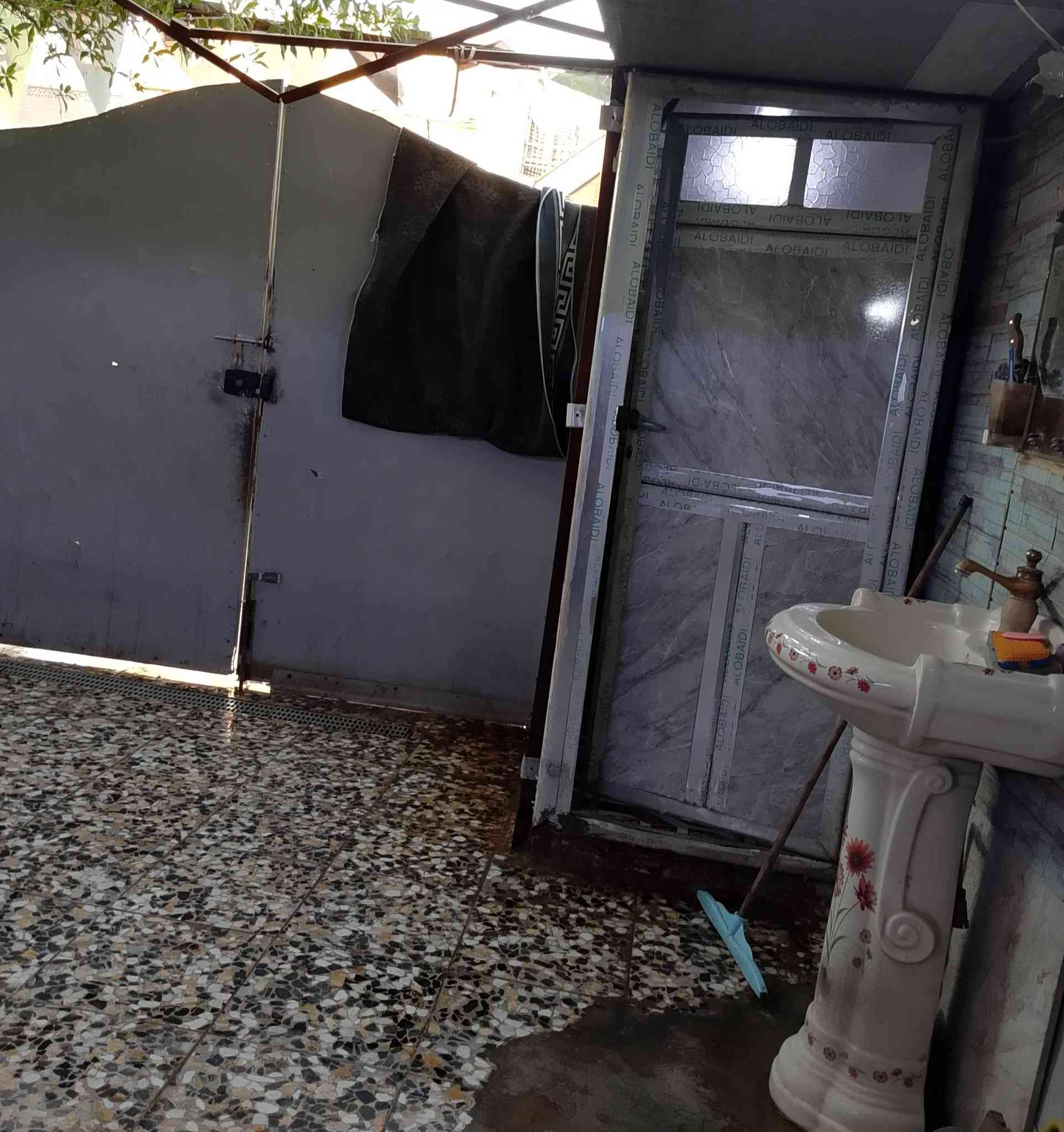 سلام عليكم دار للبيع مساحه ٩٢متر الشعب الشارع المقابل الاطفاء من جهة الشعب وشارع مقابل حسينية المصطفى من جهة حي ور شارع ٢٠ بناء قديم ينسكن طابقين السعر ٢٠٠ هاتف ***********
