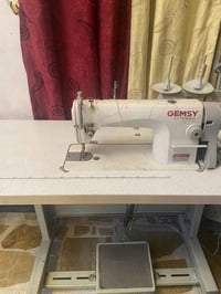 مكينة خياطة • نضيفة • قليلة الاستعمال