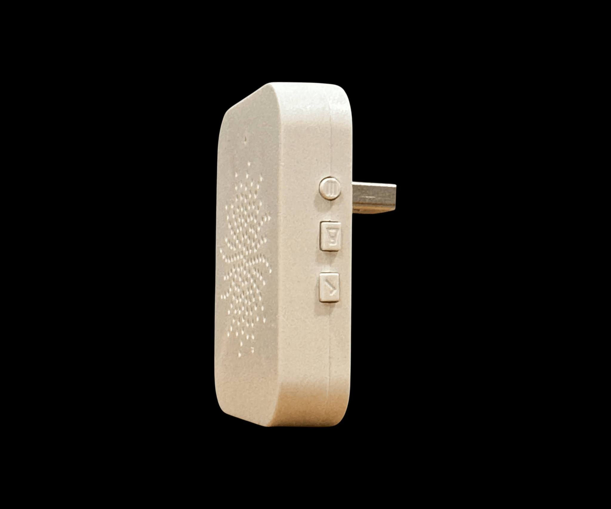 جرس باب ذكي
المميزات

كاميرا بدقة عالية (HD) مع زاوية رؤية واسعة

تواصل صوتي ثنائي الاتجاه: تحدث واسمع الزائر بوضوح من خلال المايك والسبيكر

رؤية ليلية: رؤية واضحة في الظلام لحماية منزلك 247

اتصال Wi-Fi يدعم 2.4GHz ويعمل مع تطبيق خاص على الهواتف (مذكور على الدليل)

بطارية طويلة العمر قابلة لإعادة الشحن عن طريق منفذ Type-C (كيبل مرفق)

تصوير تلقائي عند الضغط على الجرس وإرسال إشعار فوري إلى الهاتف

دعم التخزين السحابي لحفظ الصور والفيديوهات

جهاز تنبيه منفصل (Chime) يُصدر صوت جرس داخل المنزل – يعمل بدون أسلاك

طريقة الربط

تنزيل التطبيق من خلال الباركود الموجود في الكتالوج اسم التطبيق (Kement)

الضغط على خيار Add Device ومن ثم اختيار (Little Doorbell) وبعدها اختيار نوع (Z60)

الضغط المستمر على الجرس لمدة 8 ثوان وبعدها اختيار (Yes) ثم (Next)

كتابة اسم ورمز شبكة ال WiFi

سوف يظهر رمز QR Code يجب تقريب كاميرا الجرس امامه لحين ظهور عبارة (Signup Successful)

تم الربط

محتويات الصندوق

جرس الباب الذكي بالكاميرا

وحدة التنبيه الداخلية (Chime)

كيبل شحن Type-C

دليل الاستخدام الكامل

براغي تثبيت + شريط لاصق

ملاحظات

الجهاز لا يدعم شبكات Wi-Fi 5GHz

التطبيق الخاص بالجهاز متاح على App Store وGoogle Play

بلد المنشأ: الصين

يجب شحن البطارية بالكامل قبل الاستخدام الأول (يستغرق حوالي 10 ساعات للشحن الكامل) (لم يتم ذكر سعدة البطارية)

لم يتم ذِكر مدى الاتصال اللاسلكي بين القطعتين لا بالأمتار ولا بأي صيغة تقنية

لكن بما أن الجهاز يعمل عبر Wi-Fi 2.4GHz، فغالبًا مدى الاتصال يتراوح بين (10 إلى 15 متر داخل المنزل مع وجود جدران وقد يصل إلى 30 متر في الأماكن المفتوحة)

🔹 واتساب ***********
