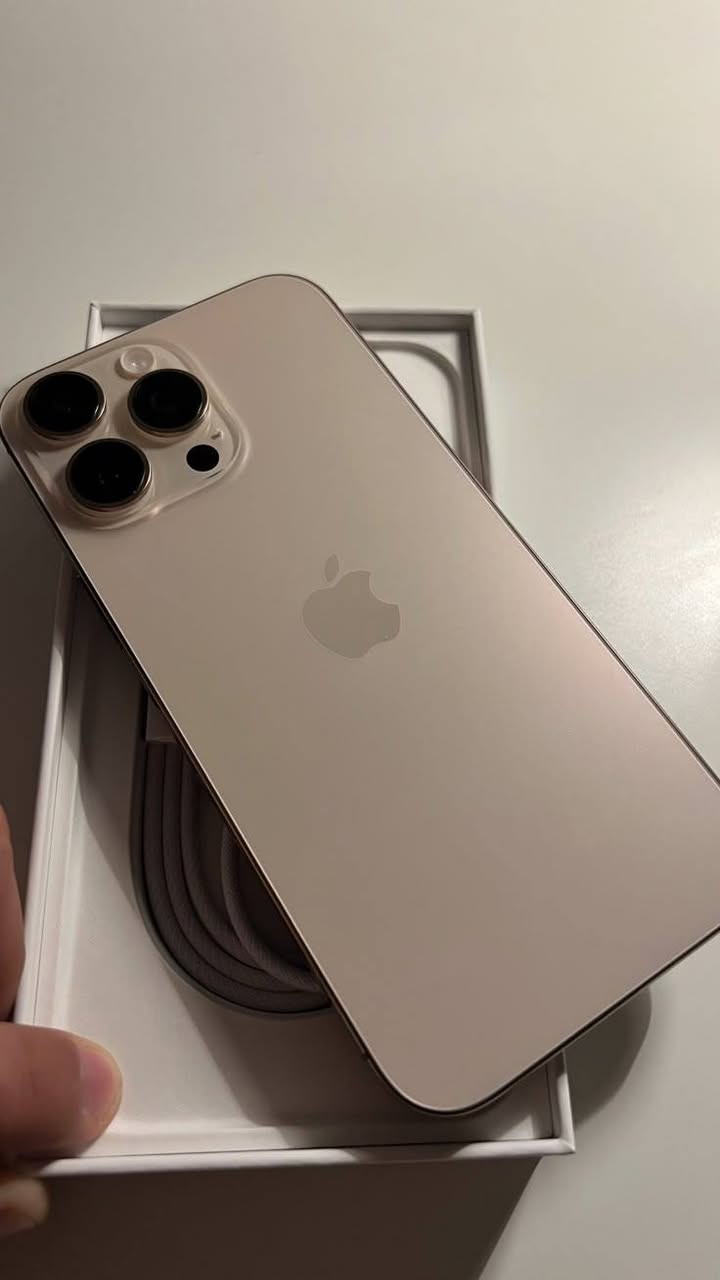 ايفون 16 برو ماكس  شاشة Super Retina XDR OLED مقاس 6.9 بوصة بتقنية ProMotion، ومعالج A18 Pro القوي، ونظام كاميرات ثلاثي متقدم (رئيسية 48MP)، وتصميم من التيتانيوم، ودعم Apple Intelligence وميزات اتصال حديثة، مع بطارية تدوم طويلاً، ويدعم الشحن اللاسلكي MagSafe، ويتميز بمقاومة للماء والغبار بمعيار IP68.+ استعمال بسيط 

***********
