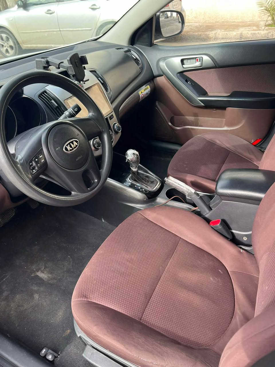 سلام عليكم للبيع كيا سيراتو ٢٠١١ ضررها جاملغ خلفي ايمن فقط الباقي مكفول هزه وبراد جدد داخل لونين مري شفط بجم زنون تحكم ستيرن محرك ١٦٠٠ دوش سويج عدد ثنين  سياره بل حقيقه احلى  من الصور  السعر ٩٧ وبيها مجال *********** مكاني السليمانيه شارع سالم
