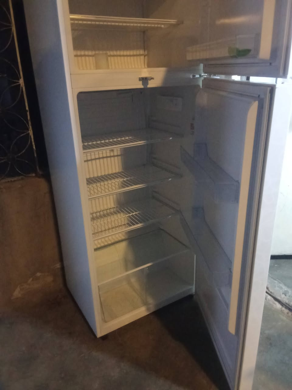 سلام عليكم ثلاجه اللبيع جديده السعر 300 مكان الجولان ***********
