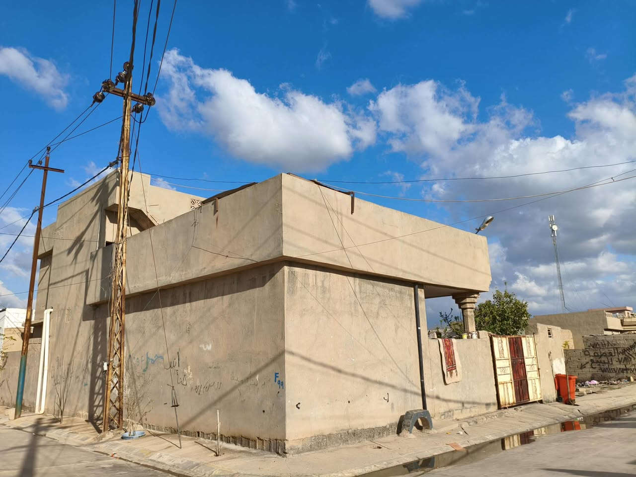 بيت للبيع..طابقين ركن طابو صرف تحويل مباشر الطابق  الأول ٣ قرف نوم ٤x٥ + هول ١٠ أمتار  ومطبخ وربعه خارجيه ٩ امتار وصحيات خارجيه .... الطابق الثاني قرفتين نوم وهول ومطبخ وصحيات الموقع حي حطين قرب دائرةالمرور السعر ٩٥ وبيها مجال رقم *********** ***********
