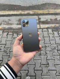 ايفون 12 pro max  لونه اسود  ذاكرته 256  بطاريته 87 بلاد نضافته 95/100...