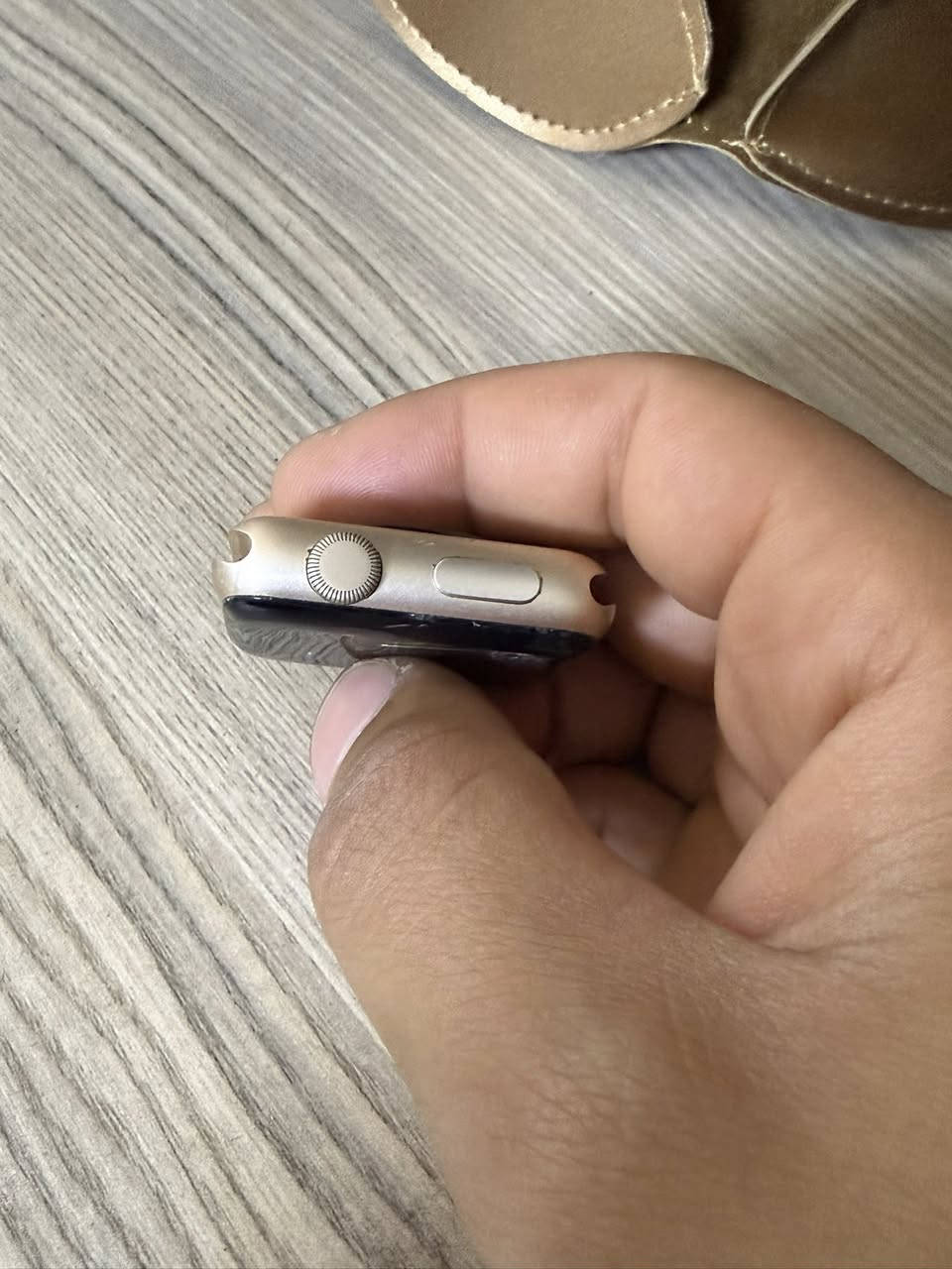 ساعه ابل جيل الاول ساعه نضيفه شحن مالته يطول يوم كامل كلش زينه بس وكعت مني ونكسرت قبل فتره وحطيتله لزكه حمايه بقه بس من جوة مبين الكسر شرط شاشه لا تشمر ولا تعلس وكل مكان لمس شغال التفيدة شاصي بورد بطاريه او تشتريله شاشه بقت يمك مكاني بغداد الاسكان سعرة٢٥ الف رقم تلفون *********** بي واتس
