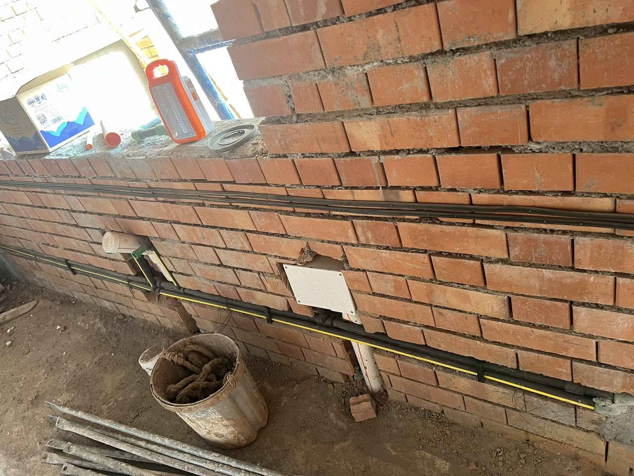 رحم الله امرأ عمل عملاً صالحاً فأتقنه
بيت مساحه 250متر طابقين
تأسيس بواري من شركة اكفت التركيه 
وتأسيس المجاري من شركة البركة  
نتمنى ينال اعجابكم للإستفسار ***********أو 
مراسلة الصفحة
#علي_ابوغدير
