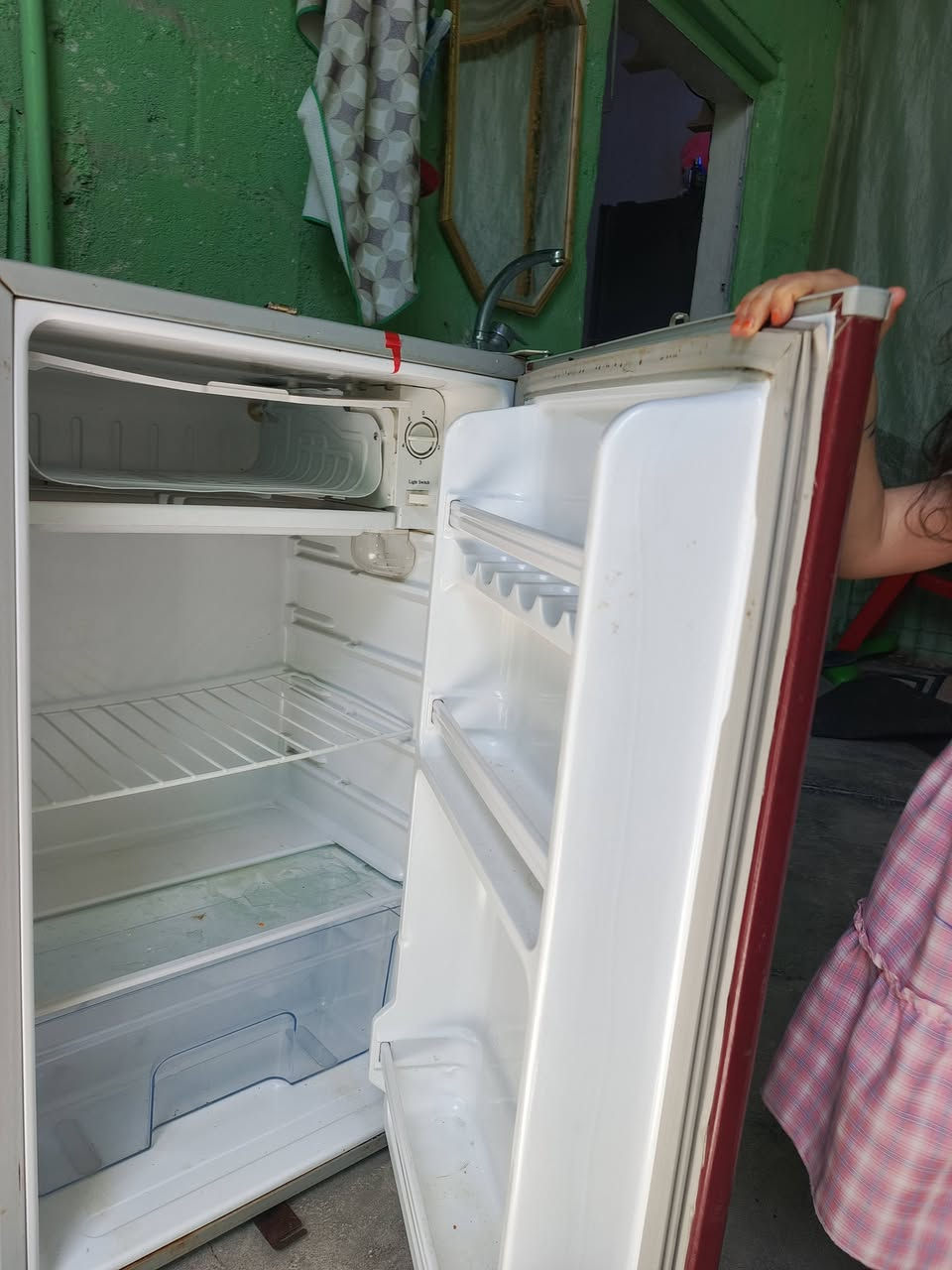 كبت بلاستيك نضيف وثلاجه صغيره شغاله تبريد تجميد فول السعر خاص ***********
