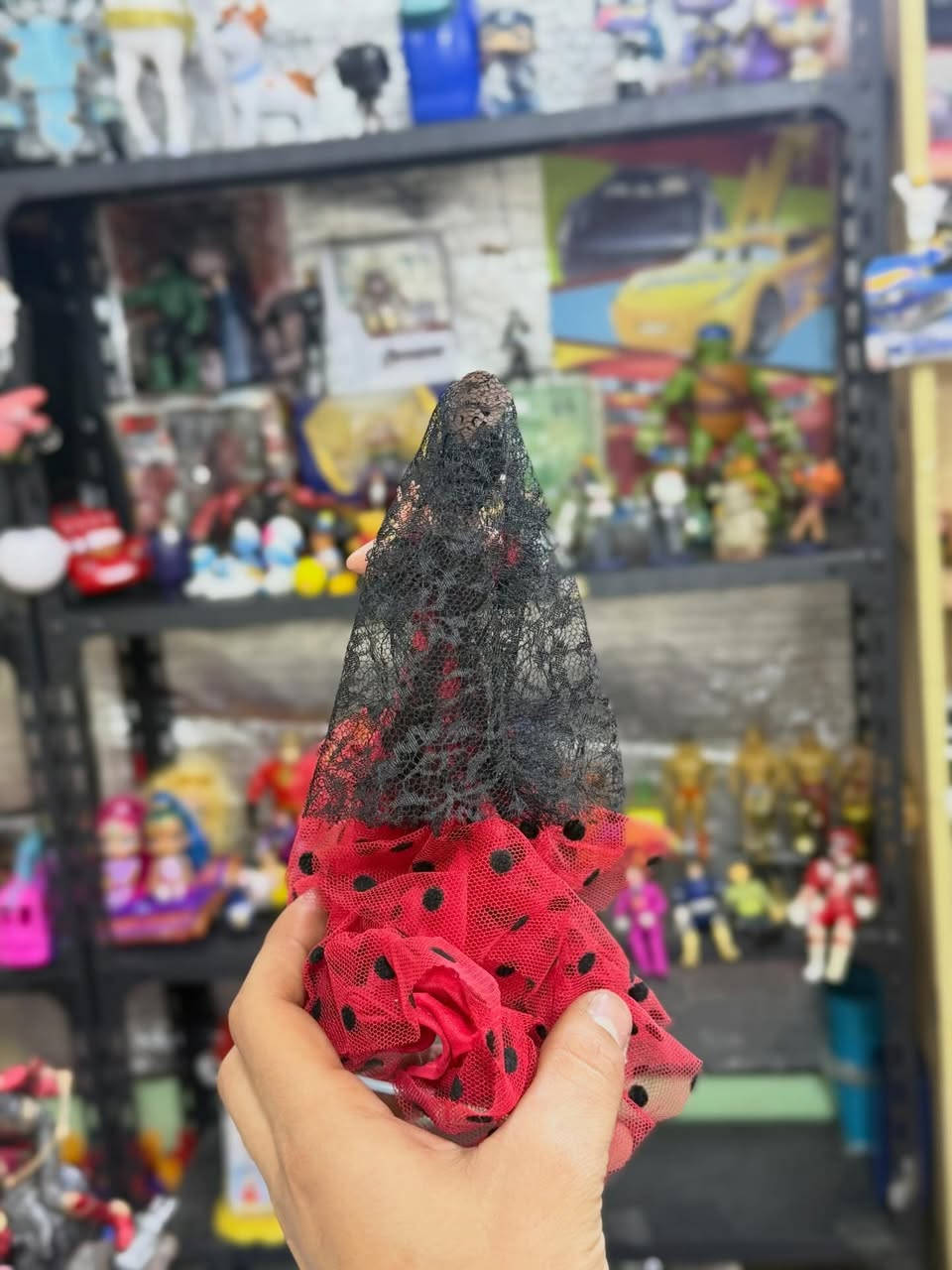 متوفر ✅سعر ٣٥   دمية فلامنكو إسبانية تقليدية من ماركة مارين (Marin)، وهي تُعتبر من المقتنيات الشهيرة. 
الدمية ترتدي فستانًا أحمر مزينًا بنقاط سوداء ومصنوعًا من طبقات التول (الدانتيل). 
تتميز الدمية بوجود شال أسود طويل (مانتيلا) وزهرة حمراء في شعرها. 
هذا النوع من الدمى يُصنع عادةً في إسبانيا ويُستخدم كقطعة ديكور تقليدية.


**إذا كنت صاحب هذا الإعلان وتريد حذفه لأي سبب، رجاءا أرسل رسالة إلى الدعم الفني**