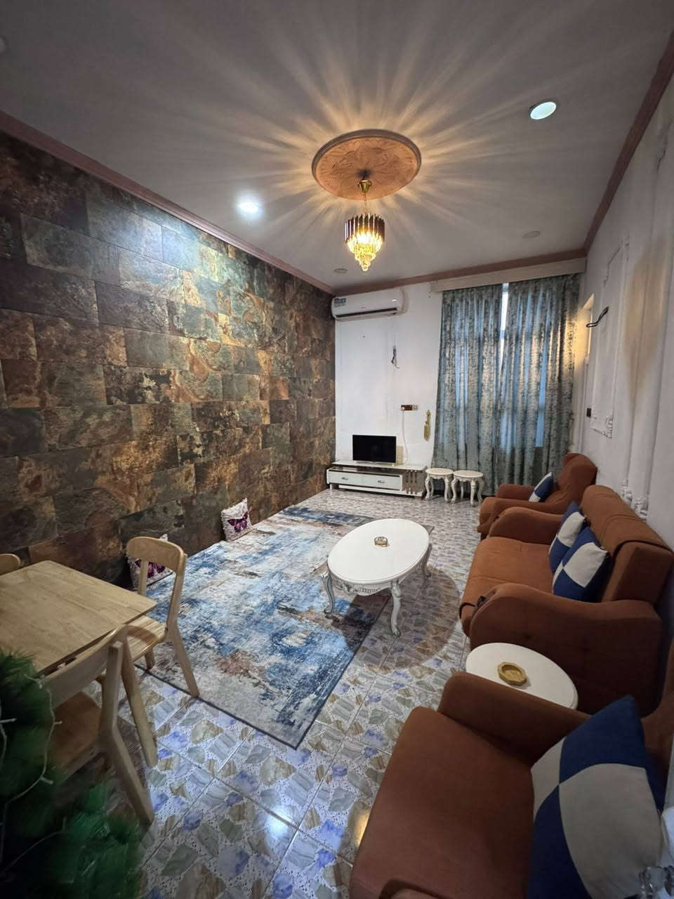 #دار_للايجار_في_ام_الخيل_شارع_السكة_الدار_بناء_حديث

تفاصيل الدار #مؤثث_نصف_اثاث
#مساحة125الدار_ركن

#الطابق_الارضي_غرفة_مطبخ_صالة_استقبال_صحيات_داخلية_خارجية
#الطابق_الاول_غرفة_نوم

للاتصال والاستفسار اكثر
***********
