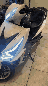 دراجه شحن البيع ست بطاريات سرعتها 80 بطاريات جديده 07902978861