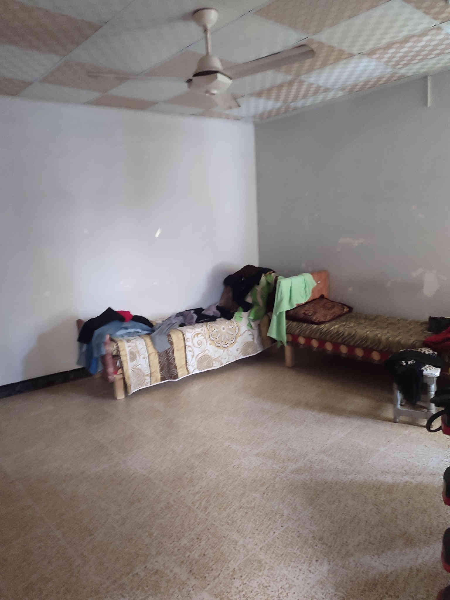 بيت للايجار في حي رجم حديد نواب ظباط ٢٠٠ متر  الاتصال ***********
/*********** سعر الايجار (٢٥٠)الف
