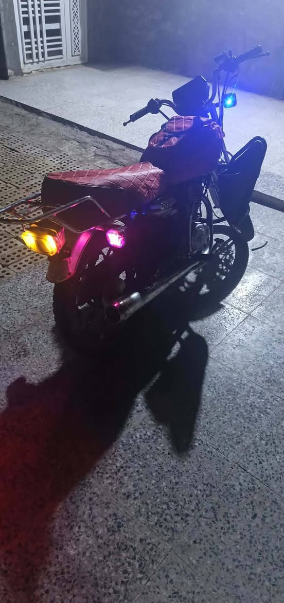 سلام عليكم دراجه سيفان موديل 2024  سعر 450 وبيها مجال مكاني بغداد المعامل عل سياحي الرقم ***********
