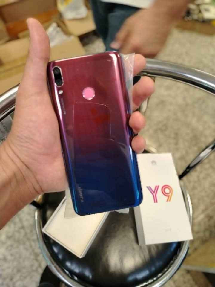 جهاز Huawei Y9 2019:
قوة الأداء وشاشة بلا حدود! 📱
احصل الآن على Huawei Y9 2019 
 الجهاز الذي يجمع بين التصميم العصري والأداء القوي.
أهم المواصفات:
الشاشة: 6.5 بوصة بدقة FHD+ لتجربة مشاهدة سينمائية.
المعالج: Kirin 710 ثماني النواة، مثالي للألعاب والتصفح السريع.
الكاميرات: 4 كاميرات مدعومة بالذكاء الاصطناعي (خلفية مزدوجة وأمامية مزدوجة) لعزل احترافي وصور سيلفي رائعة.
البطارية: 4000 مللي أمبير تدوم طويلاً معك طوال اليوم لان بطاريه من هواوي.
يدعم تشغيل الألعاب بكفاءة عالية.
سعر اقتصادي ومناسب جداً مقابل القيمة.
السعر 95 الف 
العنوان 
بغداد زيونه الربيعي خلف كراج مقابل مول دريم ستي 
جمله ومفرد 
توصيل كافه محافظات 
*********** بغداد, العراق
