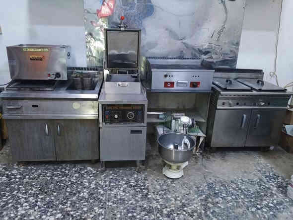 السلام عليكم 
عندي غراض مطعم للبيع مكاني حله التواصل ع الرقم الهاتف ‭0774 790 6692‬
