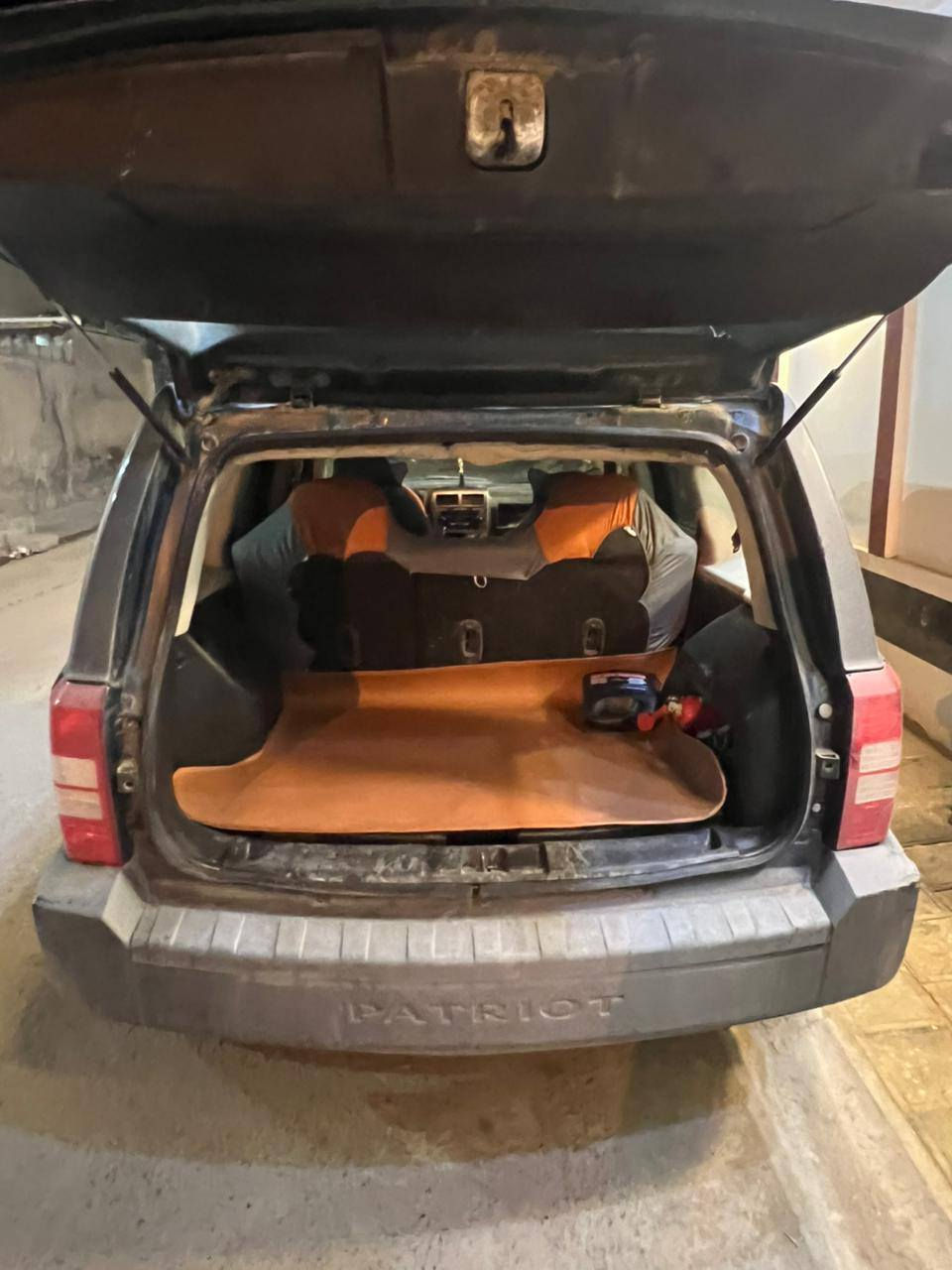 جيب باتريوت 2008 اوتماتيك محرك 2400 محرك وكير مكفولات يرادلها أمور بسيطه حادثها مناك صندوق بس مبدل ما لايح شاصي
سعر 75 ورقه وبيها 
رقم: ***********
اثير: ***********
