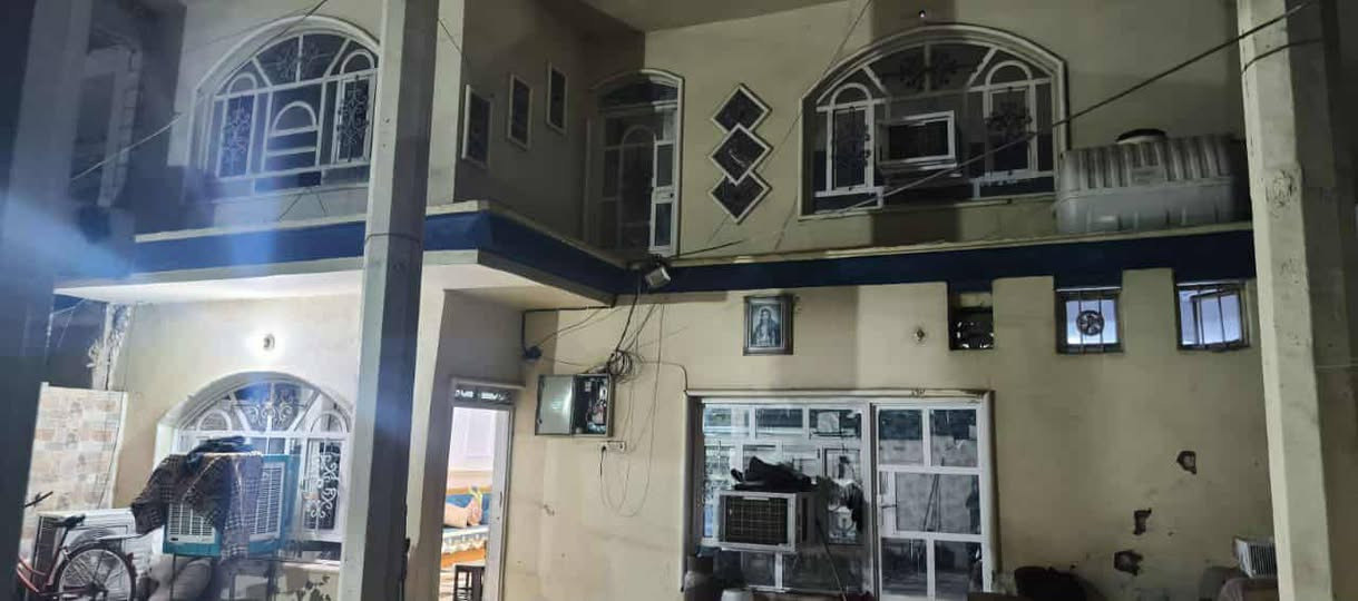 دار للبيع طابو صرف المساحة 220م م يوجد فيه ثلاث غرف وصالة ومطبخ واستقبال وصحيات داخلية وخارجية وحديقة وكراج السعر 135 العنوان الحمزة الغربي حي العسكري شارع الرئيسي مقابيل متنزه مقابيل حلاقة زياد عرمش الاستفسار الاتصال على الرقم ***********
