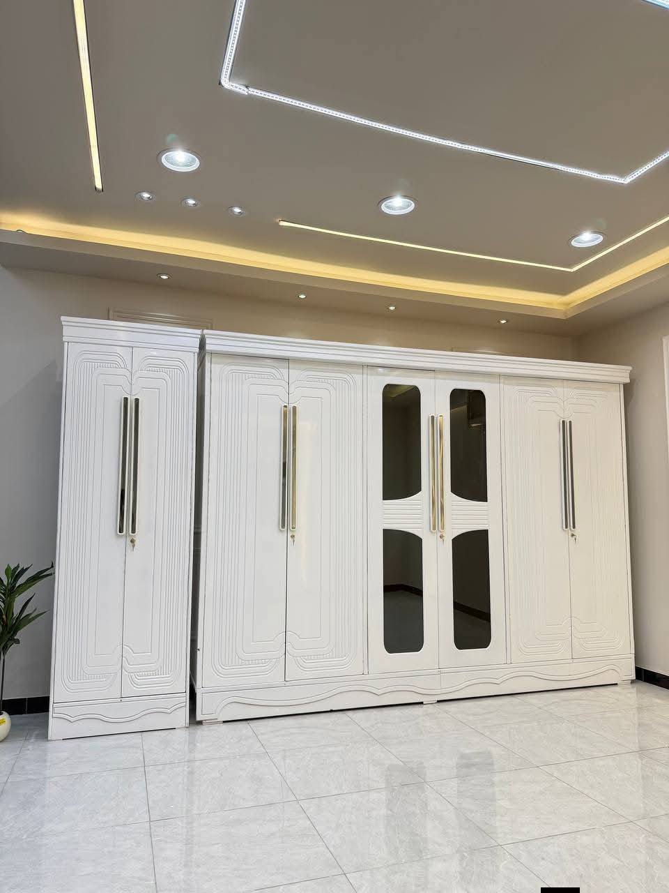 غرفة نوم نجارة عراقية وبتصميم تركي 
تتكون من 9 قطع 
صبغ حراري مرمري 
الخارج 4 ملم MDF
والداخل 3 ملم معاكس ابيض طبيعي 
النرمادة شريطية على طول الباب 
الكنتور نظام قفايص فتح وشد 
عرض الكنتور 3 و20 سم
ارتفاع الكنتور 2 و40 سم
السرير بلوك ٦ ارجل بلاويد
طول السرير 200 سم 
عرض السرير 160 سم 
الضهر براغي
✅سعر الغرفة مليون دينار عراقي 

 إضافات حسب الرغبة
✅دوشك طبي درجة اولى سعر / 150
✅شازلون سعر 50 الف 
✅️طابورية 30 الف 
#غرف


**إذا كنت صاحب هذا الإعلان وتريد حذفه لأي سبب، رجاءا أرسل رسالة إلى الدعم الفني**