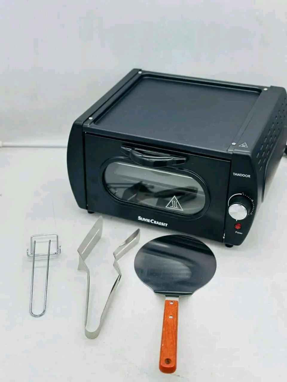 فرن تندوري كهربائي سيلفر كرست

الاستخدامات

خبز الخبز العربي، الصمون، الشباتي والروتي.

تحضير المناقيش واللحم بعجين.

خبز البيتزا باحترافية داخل المنزل.

تسخين وتحميص المعجنات والمخبوزات.

مناسب للاستخدام المنزلي اليومي.

المميزات

قدرة كهربائية عالية: 2100 واط لتسخين سريع وأداء قوي.

يعمل على كهرباء: 230V – 50Hz.

تحكم بدرجة الحرارة حتى 400 درجة مئوية.

3 مستويات حرارة: منخفض (L) – متوسط (M) – عالي (H).

6 هيتر من الاعلى

تصميم فرن تندور يمنح توزيع حرارة متوازن.

باب أمامي زجاجي مقاوم للحرارة مع مقبض آمن.

هيكل معدني متين مع فتحات تهوية جانبية.

مؤشر تشغيل ضوئي.

قاعدة ثابتة مضادة للانزلاق.

طول سلك الكهرباء: 80 سم.

محتويات الصندوق

فرن تندور كهربائي.

صينية خبز.

شبك شوي  خبز.

ملعقة بيتزا معدنية.

ملقط معدني.
للحجز والاستفسار مراسلة الصفحه بغداد, العراق


**إذا كنت صاحب هذا الإعلان وتريد حذفه لأي سبب، رجاءا أرسل رسالة إلى الدعم الفني**