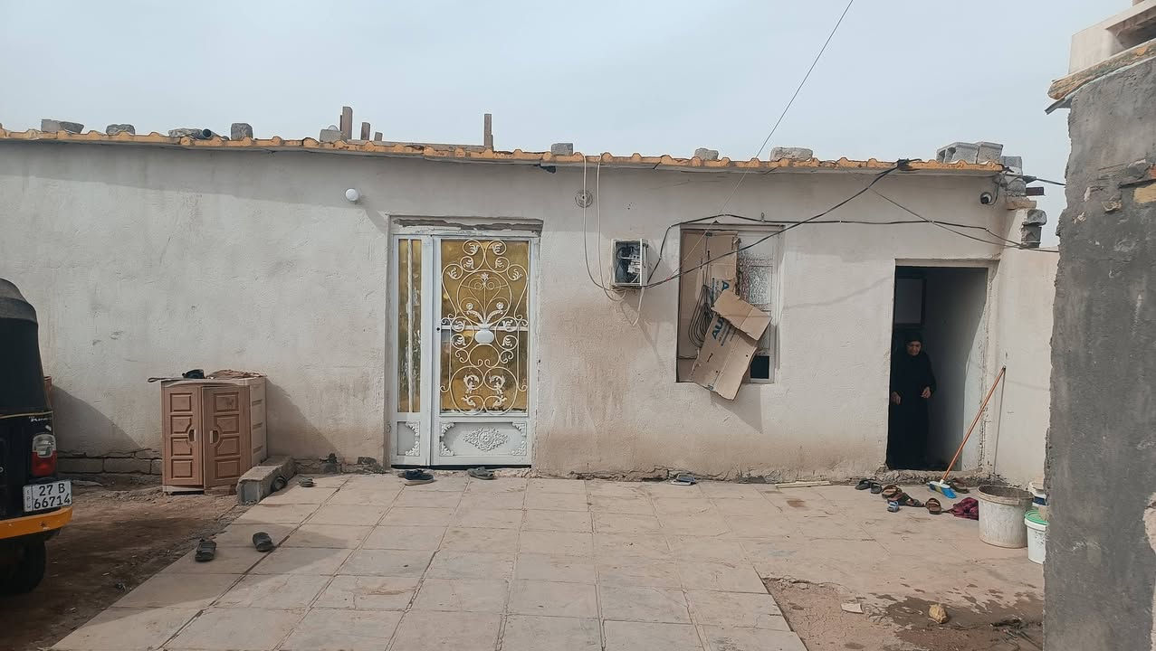السلام عليكم بيت حواسم لبيع بي وصل تطويب مساحه 240 متر بي 3غرف وصاله9امتار ومطبخ دوانيه عوزهه ضلع وتكمل حي الحسين مقابيل مطعم الحوراء السعر 19وبي مجال بيت نضيف السقف سندويج رقم الهاتف ***********
