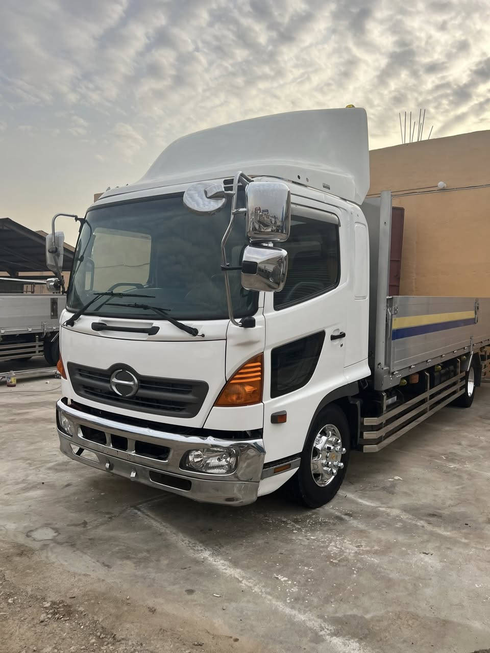 السلام عليكم سياره للبيع دخول جديد
موديل 2023رقم بغداد مكينه 80عادي سته وربع بلادي

العنوان واسط الصويرة ***********
