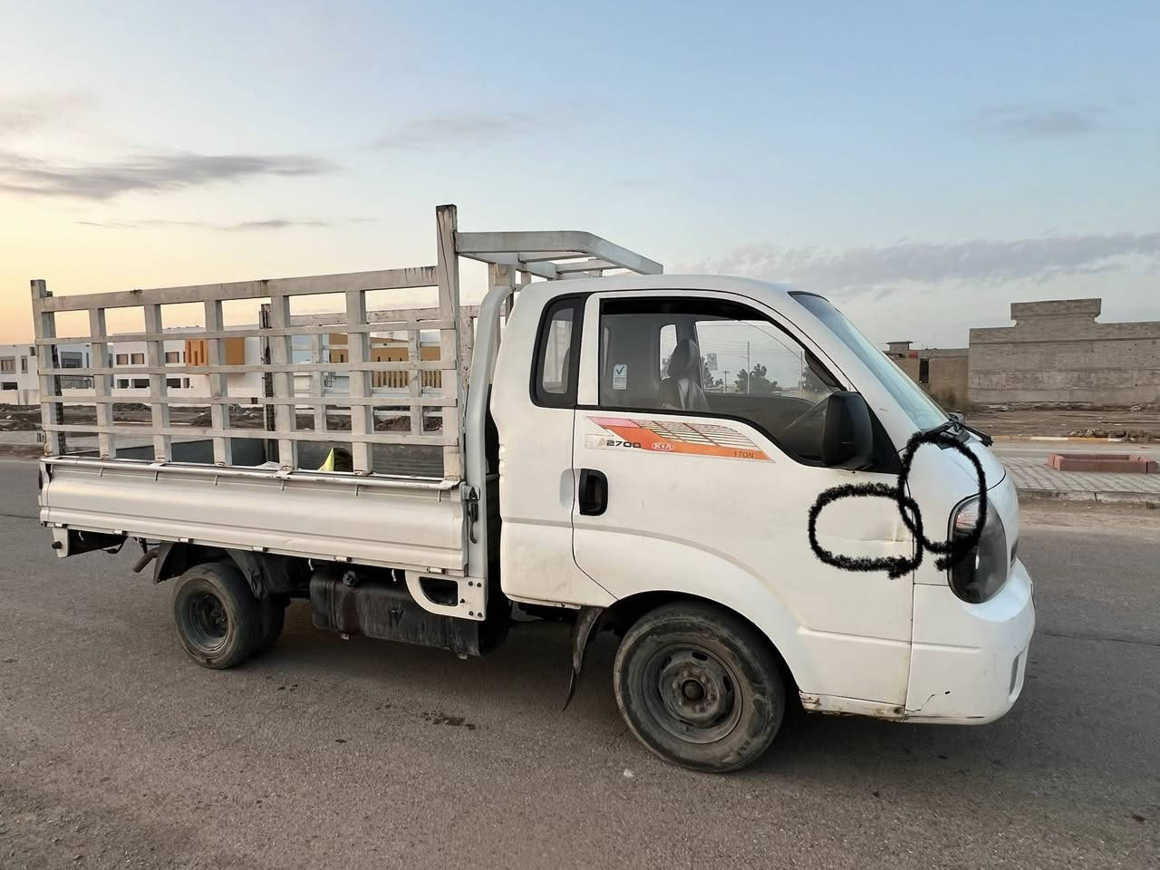 السلام عليكم كيا حمل  رقم بغداد جديد تحويل مباشر موديل 2017 كفاله سيارة بس بيها بارد باب الصدر موضح بالصورة واللغد هم السعر 117وبيه مجال قليل مكان سياره بغداد شارع فلسطين .   استفسار ***********///***********رجاءاً الموشراي لايتصل.
