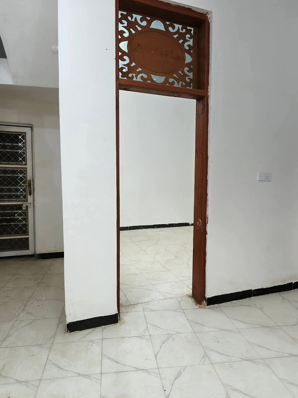 السلام عليكم 
دارين اثنين للبيع أو مراوس بقطعه 
مكان مميز
طابو زراعي سند 25 
العنوان // بابل المدحتيه المعاره طريق الزوار الوفه الحاده ركن على شارعين امامي 7متر جانبي6متر
المساحة لكل بيت //١٤٠متر 
نوع البناء طابوق السقف صب كونكريت 
بناء حديث سنة ٢٠٠٢٥
تحويل البيت 
 ثاني يوم بعد الشراء
تفاصيل البيت يتكون  من
عدد الغرف 2
استقبال 
صاله 
مطبخ
ممر عدد 2
طارمه 
صحيات داخليه و خارجيه
خدمات كامله من ماء وكهرباء 
وتبليط قريب على الشارع الرئيسي 20متر
السعر //البيت الواحد ٧٠ مليون وبي مجال
سنة البناء 2025
البيت حلو ومابي اي نقص 
ملاحظه/ البيت فارغ حالين 
وايضا يوجد خط مولده وكهرباء وطنيه شغال البيت منور اي نقص بلبيت ماموجود 
بناء جديد
للاستفسار
مراجعة مكتب دلالية وائل الهندي 
شارع ٦٠ قرب سلوان أبو الكاشي مقابيل فرع علي قماره 
*********** 
***********رائد الهندي
