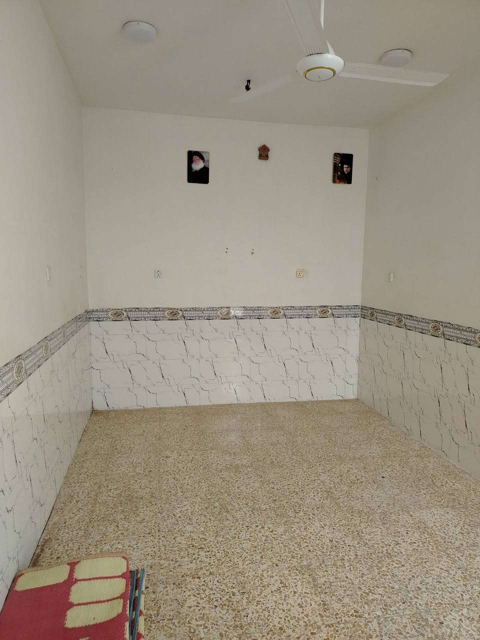 الدار البيع مساحه١٠٠مترطابقين على ساحه بضهر شارع بيتي في ٥٧ تصال على رقم ***********
