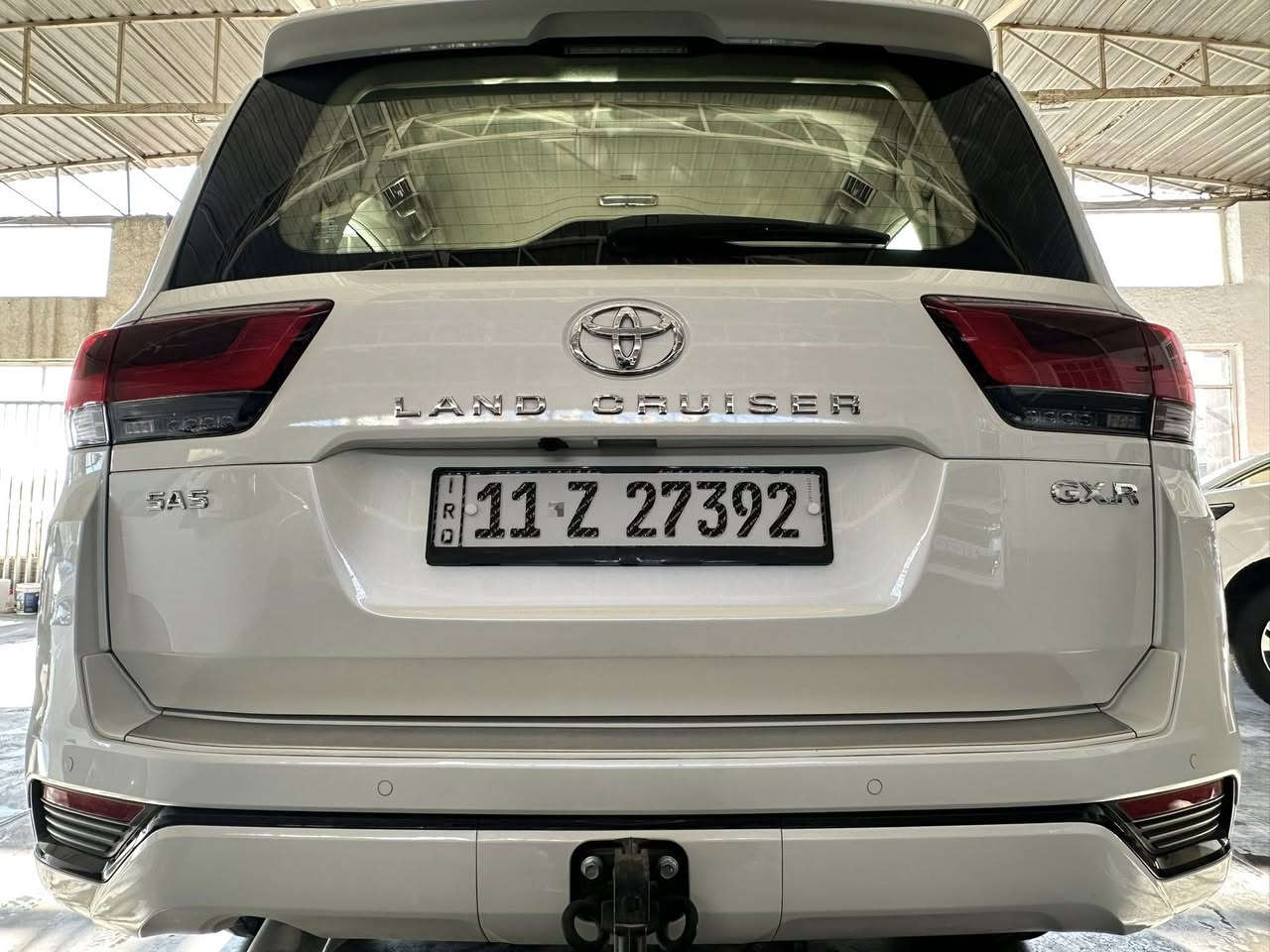 للبيع لاندر كروزر 2024 ساز جديييدة

Toyota Land Cruiser GX.R 2024 [#SAS](https://www.facebook.com/hashtag/sas?__eep__=6&__cft__[0]=AZYfRz-9fAQMZacf-9vh-9CodM4PD_nYeNXcr-BYT5SZZkgvDf0ee1X_SJWb5nGbU1f9bcZHGkqBV6fpZTH2qZutUIOFDOnPClhSmokg-cBoZoLXnvLWaV_b3dlL0xo5uM34brl-qoYtrckGuCGYvMHOZTbtIzmkbmrNZ8F87sSL8n7zpSbnTBku9gsAzLHzq8g&__tn__=*NK-R)  

تويوتا لاند كروزر موديل GX.R 2024 [#وكالة_ساز](https://www.facebook.com/hashtag/%D9%88%D9%83%D8%A7%D9%84%D8%A9_%D8%B3%D8%A7%D8%B2?__eep__=6&__cft__[0]=AZYfRz-9fAQMZacf-9vh-9CodM4PD_nYeNXcr-BYT5SZZkgvDf0ee1X_SJWb5nGbU1f9bcZHGkqBV6fpZTH2qZutUIOFDOnPClhSmokg-cBoZoLXnvLWaV_b3dlL0xo5uM34brl-qoYtrckGuCGYvMHOZTbtIzmkbmrNZ8F87sSL8n7zpSbnTBku9gsAzLHzq8g&__tn__=*NK-R)

 المدينة - بغداد – البياع 

•     المسافة المقطوعة    -   9  الف كلم 

------------------------------------------------------------ 

 السعر:        لمعرفة السعر   اتصل على الارقام

***********

***********

وسوف يتم الرد على الخاص برسالة بالسعر ورقم البائع 

 المواصفات :

 الموديل: 2024

 الفئة: GX.R 

 محرك 6 سلندر سعة 4000 cc – عزم ممتاز

 ناقل حركة أوتوماتيكي

 نظام دفع رباعي (4x4)

 ماشية فقط 9 الف كم

 جنوط قياس 20 إنج

 الحالة: السيارة جديدة بدون اي حادث

 الشاصي والإيرباغات سليمة 100%

 استخدام ناعم

 داخلية السيارة نظيفة جداً

 السيارة خالية من أي مشاكل ميكانيكية أو كهربائية

 المواصفات الإضافية:

 فتحة سقف

بصمة 

نظام دفع رباعي 4x4

ثلاجة 

مانع انزلاق 

ABS

 مقاعد جلد

 مقاعد امامية كهربائية

 ثلاث قطع تبريد مع التحكم بدرجة الحرارة

 شاشة لمس وسطية

تحكم ستيرن

 نظام ملاحة

 كاميرا خلفية

 بصمة ودخول ذكي

 بلوتوث / USB / AUX تحكم صوتي

 نظام قيادة متعدد الوضعيات

حساسات خلفي وامامي 

 إنارة LED – داخلية وخارجية
