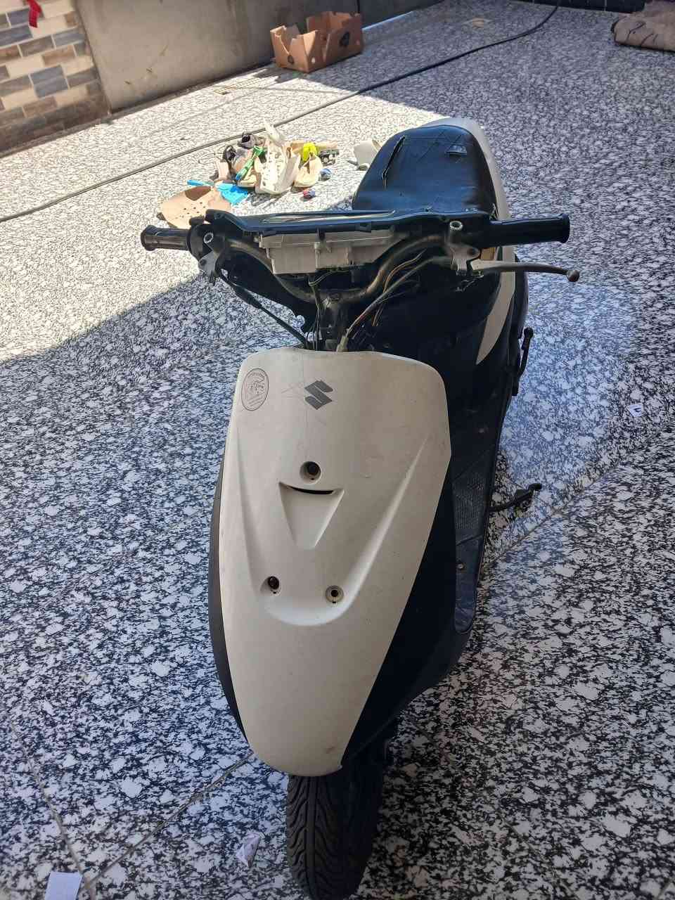 دراجه للبيع ساسوكي رياضي دراجه مفتوحه مره واحده قبل ثلاث ايام تجفيد درجه اولى قايش وخرز جدد كهربائيات كلها شغاله سلف هندر حورن كفرات الاصليات بس لوجه مالات القدام مكسور   سعر150/***********
