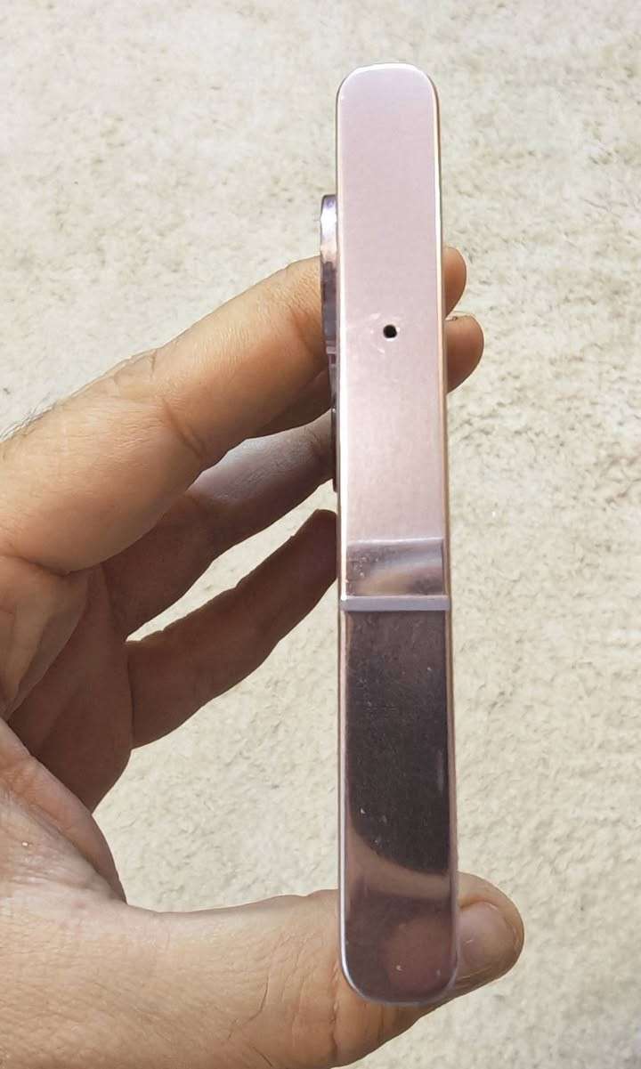 السلام عليكم ، اس 23 الترا ذاكره 256 نظيف جدا ضمان عين الفهد غراضه كامله كله وممفتوحة لون وردي مميز . الجهاز ما مفتوح ولا مصلح مثل ممبين بالصور نظيف جدا بي خدش بسيط بالشاشة صغير .

 رايده ب 700 الف وبي مجال بسيط . 

للتواصل متوفر واتساب ***********
