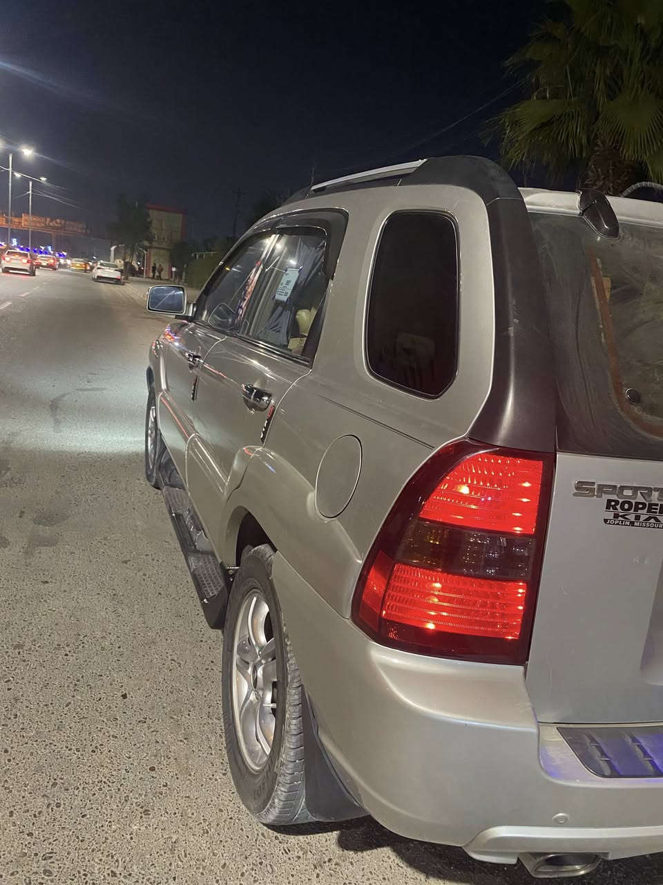 سلام عليكم 
كيا سبورتج 2007 
السياره كله مكفوله من الضربه والكص والصبغ السياره 
جديده السونار موجود تخم تاير صدر نضيف سياره حلوه ومرتبه وارد امريكي تبريد ثلج سياره متصرف عليه جاهزه تحويل ثاني يوم السعر 120 وبيه مجال مامتواجد ع نت هاذه رقمي  ‭0781 892 6785‬
