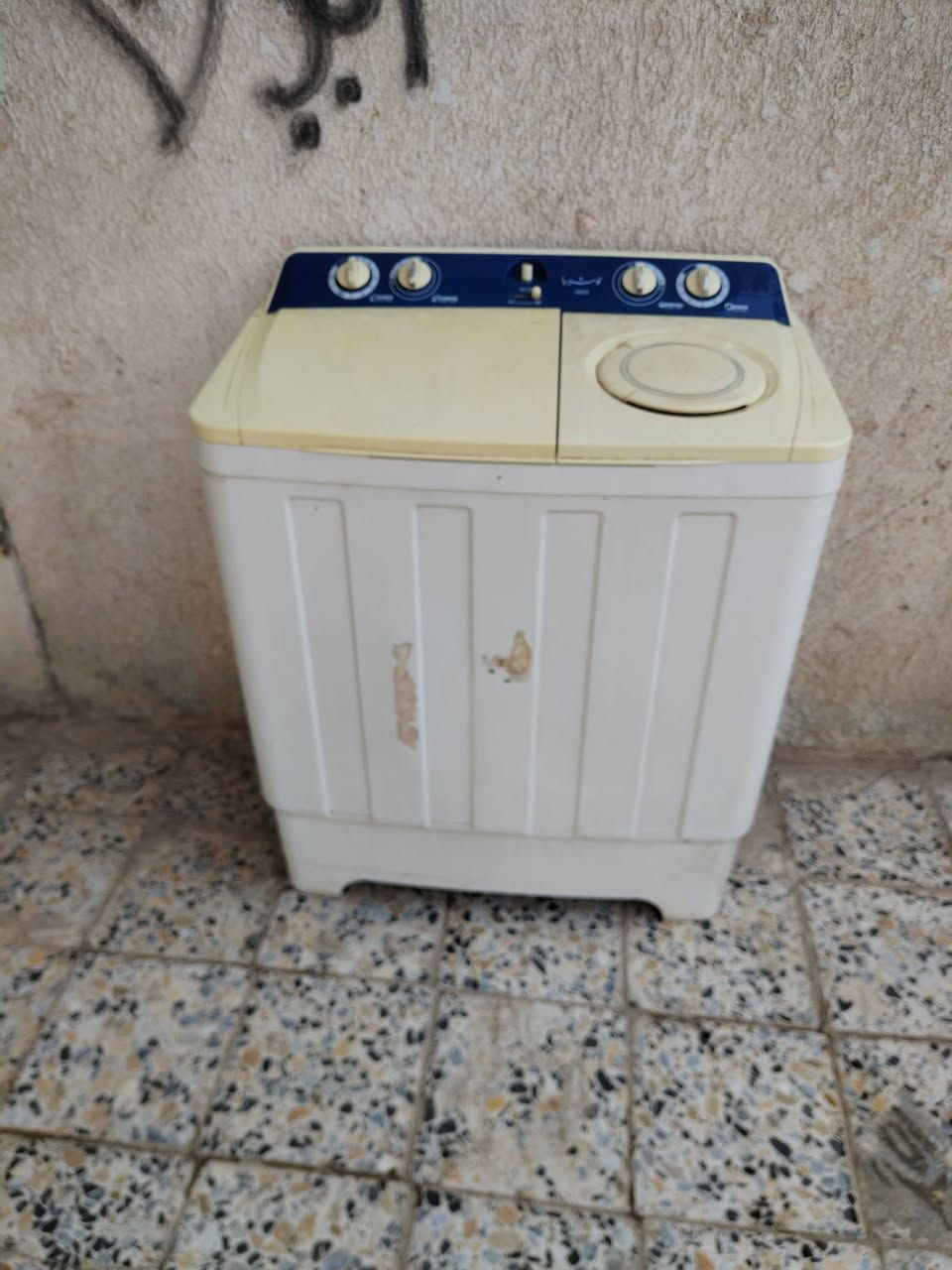 غساله للبيع نضيفه كلش غسل ونشاف وضمان سبوع السعر 50 الرقم ***********
