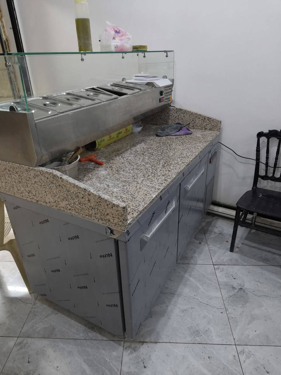 للبيع طقم معدات مطعم متكامل وبحالة ممتازة نظيفة جداً وجاهزة للعمل فوراً)
‏
‏1_فرن (ذكر النوع: غاز/كهرباء): توزيع حرارة ممتاز وشغل مرتب.
‏2_عجانة (قوية وعملية وسريعة).
‏3_ثلاجة عجين (تبريد مثالي للمحافظة على جودة العجين).
‏4_ميز للمواد وللعجين
‏5_ ميز للكاشير
‏6_ رفوف للمواد
‏📞‏للتواصل : *********** واتساب ايضا متوفر
