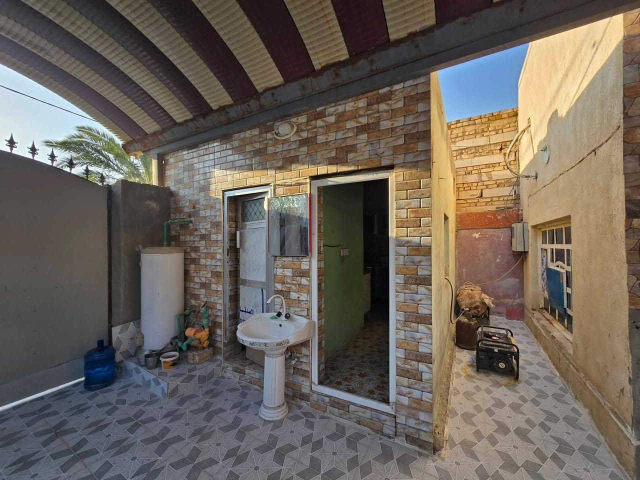 دار سكن للبيع العنوان ديوانيه حي العسكري الثاني قرب جامع الحسين عليه السلام المساحه 200 متر البناء طابوك عكاده طابق واحد يتكون من 3 غرف نوم 💤 وصاله وبراني ومطبخ وصحيات وداخاليه وخارجيه الصطح كاشي ارضيت البيت كاشي البناء درجه اولى عالي عن الشارع سعر البيت 100 يرهم مراوس احسب  الانتفاق ***********
