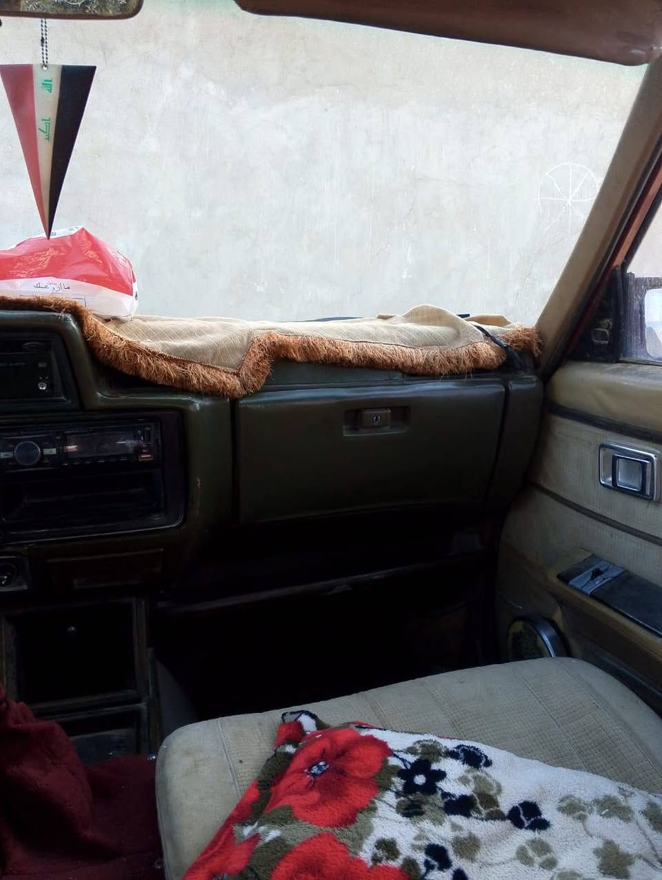 للبيع
سوبر 

موديل 1982

محرك اصلي

شرط لاصرف ولانفخ 

كهربائيات كلها شغالة 

طخم تاير خط ابيض  جديد +ويلكب 

رقم جديد 12 سنوية لغاية 2030 

كاربون بيها 

رقم الهاتف : *********** اسيا 

الكورك :***********

السعر 28 وبيها مجال قليل مكان السيارة موصل
