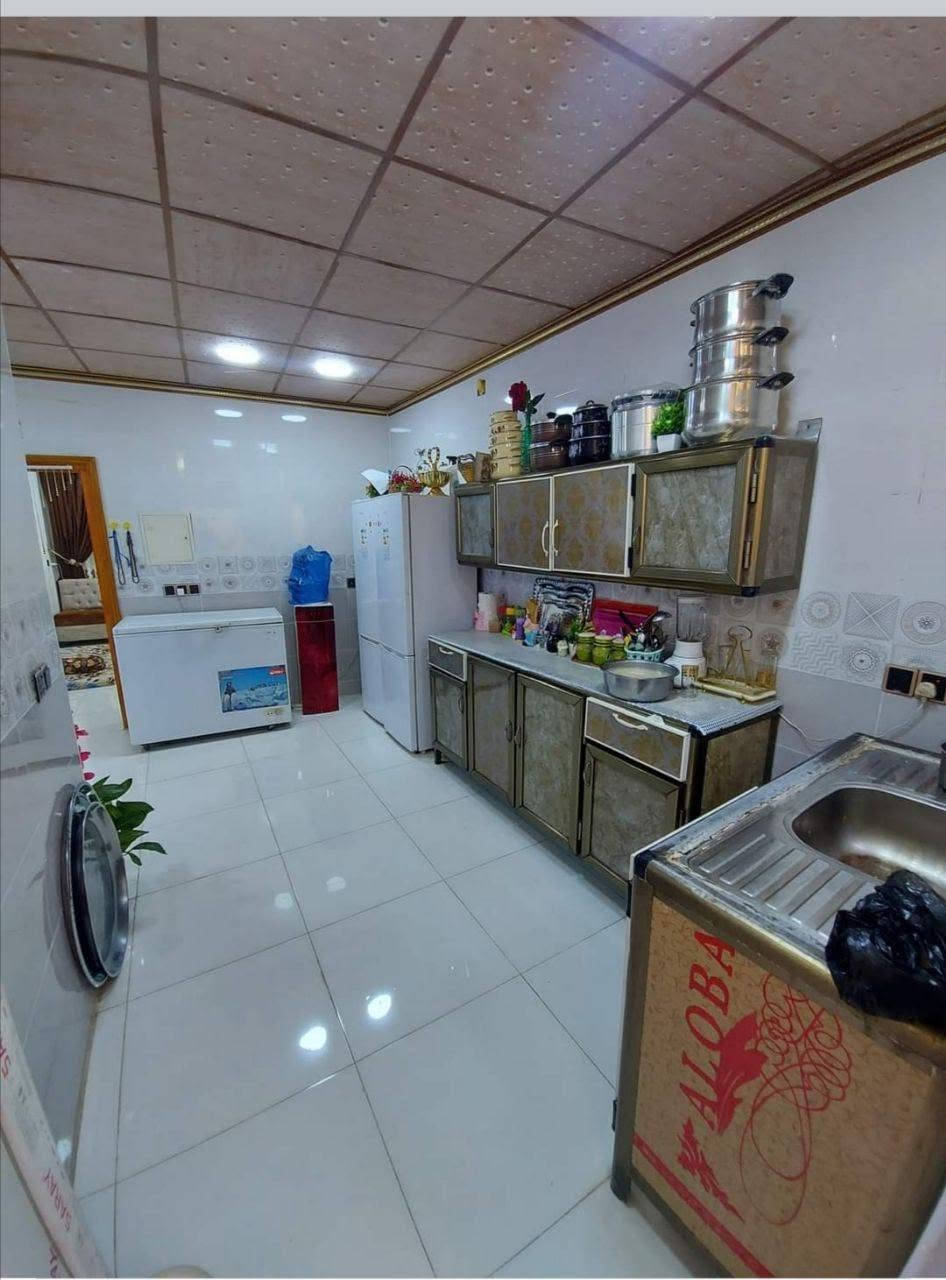 دار للبيع مساحه 170 سند منفصل ب اسمي السعر 190 العنوان ديالى بعقوبه منطقة العزات مكونات الدار طابقين بناء طابوق رقم الهاتف *********** .
