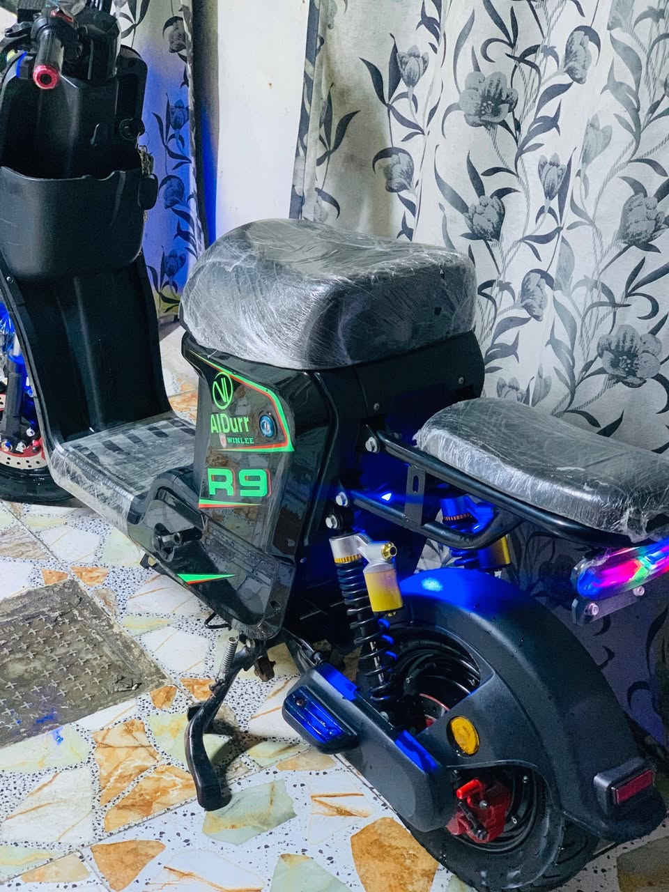 السلام عليكم..!
دراجه شحن R9. 

مديل2025. 

بطاريات بعدن بحاله جداً ممتازه وجيده ماشيه فترت4اشهر من البيت للمدرسه فقط. 

 5بطاريات22امبير. 

كلشي شغال بيه كفاله عامه نضيف امعنه الكلمه.
السعر400وبيه مجال

الموقع. بصره قبله جي الجامعه. 

الاستفسار عبر رقم***********
