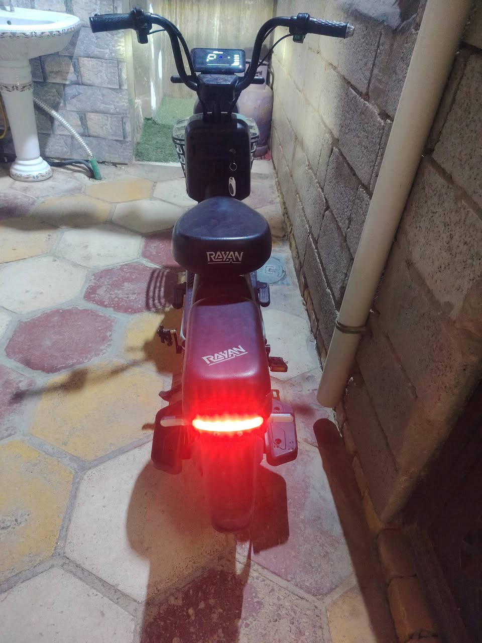 دراجه شحن R9 للبيع نظيفه جدا جدا
الحجم 14 شركة الريان 
السعر مراسلة الصفحه او الاتصال ع الرقم 👇
***********
