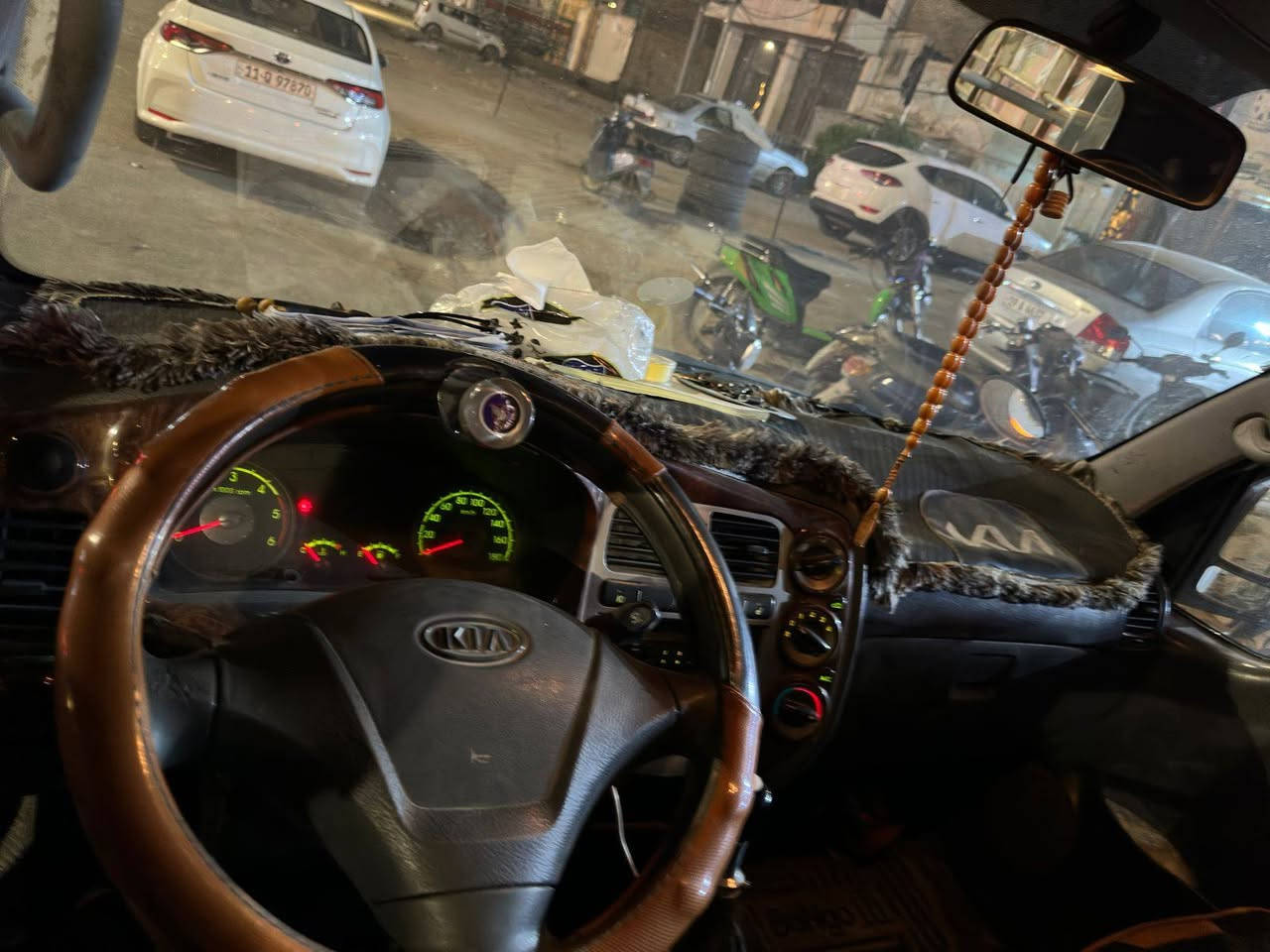 سلام عليكم كيا بنكو نثية
موديل 2007

 محرك 3000 مفتوح

رقم بابل تحويل مباشر

سيارة مكفولة وخير من الله ما عدة باب السايق مثل ما موضوح بل صور ولفديو

السعر 70 ورقة وبيه  مجال للشراي

مكانة بكربلاء

رقم الهاتف ***********
