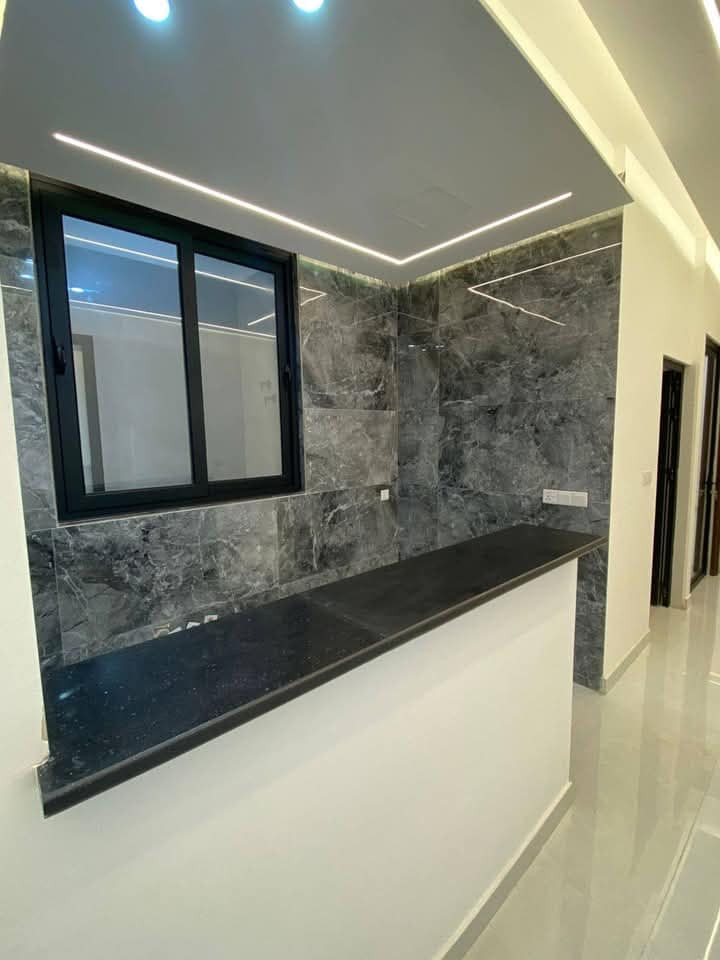 دار للبيع 
المساحه 95 متر
الأبعاد 4,75 في 20 متر 
الموقع البنوك التربية موقع مميز تشجير
يحتوي على 
أربعة نوم سويتات 
استقبال ومطبخ وصاله 
واجهة مرمر ارضيات 
بناء حديث درجة أولى بناء 2025 غير مسكون 
للاستفسار الاتصال ***********,,,***********
شركة كل العرب للوساطه العقاريه 
شركة للاستثماروالمقاولات 
البنوك شارع الكنيسة مجاور روضه البنوك 
توجد عروض اخرى
