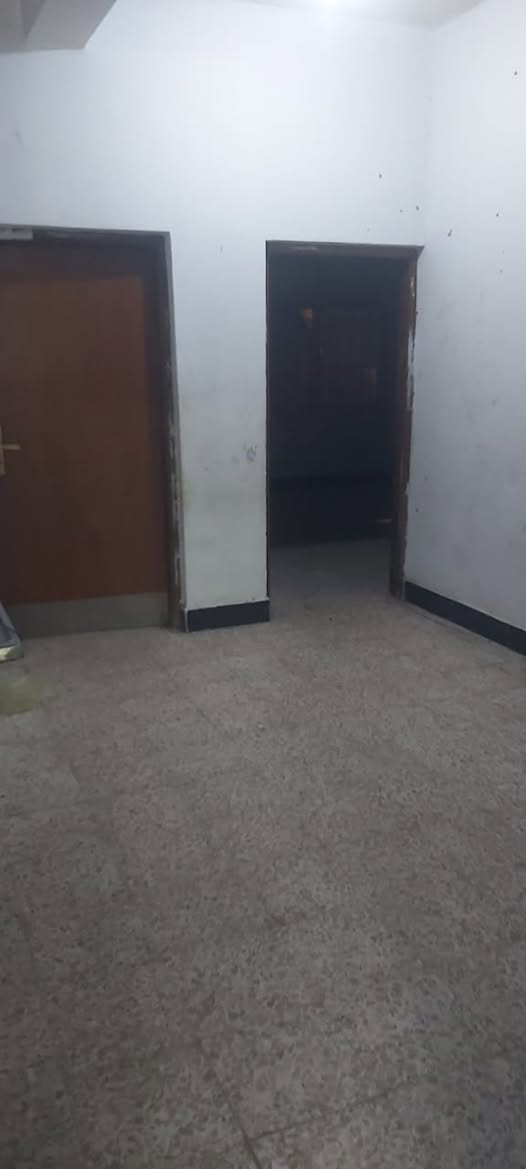 شقه درج معزول للايجار في المعقل المساحه 200متر تحتوي على 3غرف(علماً كل غرفه تحتوي على صحيات)وصاله ومطبخ وصحيات السعر 500الف شامل الماء والكهرباء
واتس ***********
