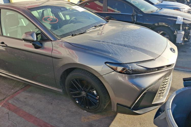 السلام وعليكم سيارة كامري موديل 25 السيارة مثل ماواضحة صور الحادث فول مواصفات xse السيارة واصلة عمان حاليا تكدر دخلة على شمال او على بغداد السعر 210 وبيه مجال قليل للاستفسار الاتصال ‭٠٧٧٢ ٢٠٥ ٣٦٥٥‬
