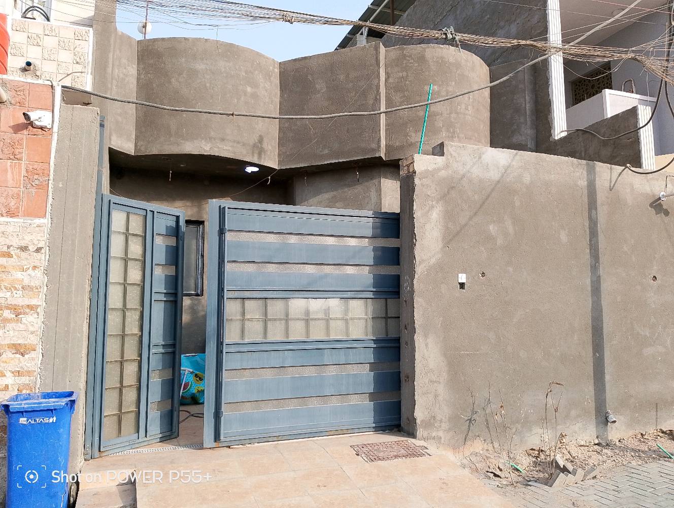 بيت للبيع القبلة حي المهندسين شارع ساحه الرمل مقابل خدمات حديقه بالخارطه مساحه 165م بناء طابوق درجه اولى سنه البناء 25 طابق واحد البيت فول مواصفات ديكورات جبس بورد وأبواب تركي لون ابيض والخارجية تركي قاصه وشبابيك المنيوم دبل جام مانع للصوت اصباغ جوتن والدرج دائري مرمر طابو صرف باسمي وتحويل ثاني يوم علما لبيت عليه قرض اسكان