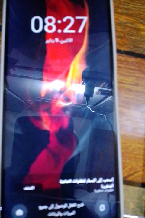 موبايل ريلمي بحالة ممتازة ومغطى بجراب أزرق أنيق. تم الحفاظ عليه بعناية ويعمل بشكل مثالي. الجهاز نظيف وخالي من أي خدوش على ظهره أو الشاشة. مناسبة للراغبين بالحصول على موبايل ريلمي بأداء متميز وسعر مناسب.